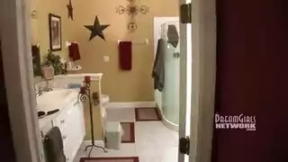 فرج ناضج مبلل يُفتح ويُصطدم في مشهد إباحي