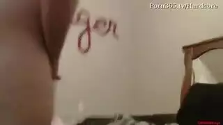 ملاك الشعر المجعد تأخذه بعمق في مؤخرتها