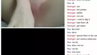 امرأة شابة تستمني في شورتها المنزلي المريح