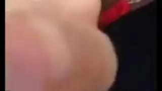 الشقراء الجذابة تأخذ عضوه الذكري لممارسة جنسية حارة خاصة