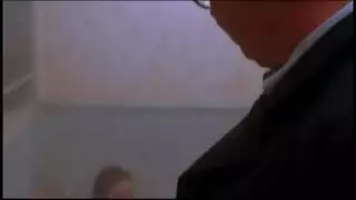 الشقراء المثيرة أليسيا سيلفرستون في جنس ثلاثي صريح