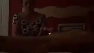 نجمة إباحية سمراء تأخذه في طيزها