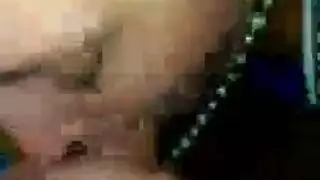 شقراء تأخذ قذفاً في الحلق وتنتهي بشرج عنيف