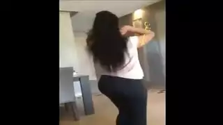 رقص مغربي شهواني لطالبة جامعية منحنية أثداء ترتج برقة