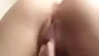 مراهقة عريضة الصدر تحفر كساً مبللاً في فيديو إباحي قوي