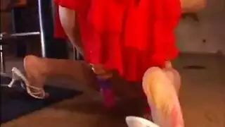 حارسة يابانية في جوارب شبكية تُداعب وتُقذف بالسائل المنوي