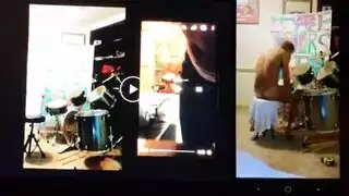 الفتاتان الشقراوتان تقدمان عرض حلق عميق وشرجي
