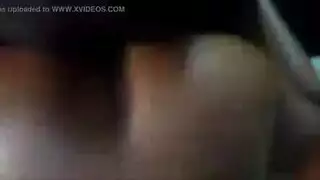 السمين الأسود الجمال الأصابع على المقعد الخلفي