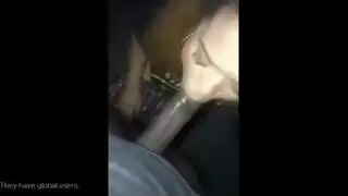 جماع جماعي صريح مع فتاة مغرية تركب قضيباً ضخماً