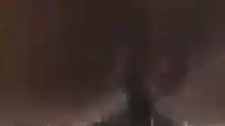 جلسة حلاقة خارجية بجانب السيدان السوداء الساخنة