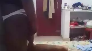 زنجي مع مرببتين هائج