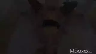 إيلين لينكا يمتص عصا اللحوم الصلبة الصخور، بينما الركوع أمام حبيبها