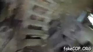 شرطي في حالة شهوة يركب حيوانًا أشيب عمره 35 سنة
