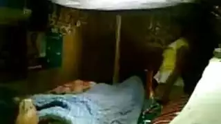 مراهقون في جلسة إيلاج مزدوج صارم وجماع فموي