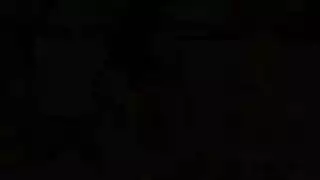 قضيب صغير يركب سرير الدباغة للوصول للنشوة