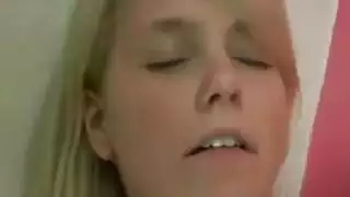 جلسة قاسية للشقراء المثيرة مع ألعاب جنسية