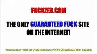 شخص غريب سلوتي هو سخيف كتكوت ناضج حار في غرفة المعيشة، ويتنينغ بينما كومينغ