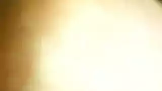 دمية الجنس المرنة تحشى حلقها بقضيب صلب