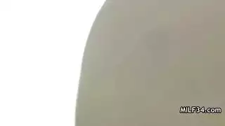القضيب الشاب يسيطر على زوجة الأب الشهوانية