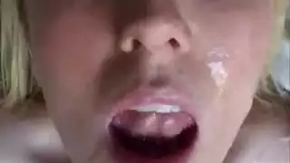 أثداء ضخمة جدًا في عرض إباحي مكثف