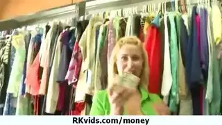 نيك الحظيرة: فتاة مراهقة تأخذ قضيب الحصان