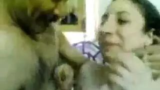 ينيك حتى تصيح والزب في كسها وتوحوح زوجها أبوه المحرومة بعنف