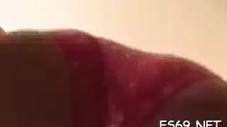رعب بين فخذيها: مشهد جنسي قاسٍ