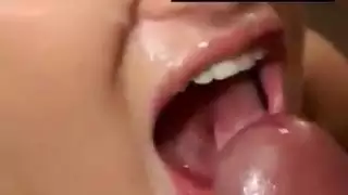إلهة منحنية: أثداء كبيرة وخصر ناعم في الحركة