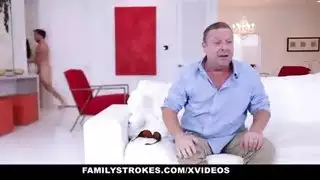 ثنائي مراهق مع رجلين أكبر سناً مثارين