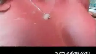 ممثلة إباحية أشواريا تأخذ زبًا عميقًا في فرجها