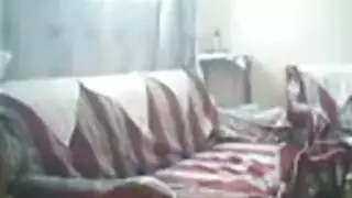 زوجة مصرية ساخنة تصور نفسها وهي تلتقط قضيباً قاسياً