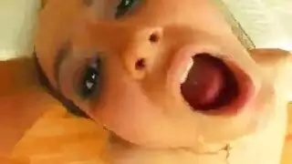 ترجمة رغباتها: جماع بظر شاحب ضخم