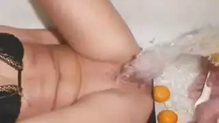 جدة شقراء كلاسيكية تعرض فرجها المشعر وتتلقى السائل المنوي