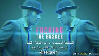٦ شرج في الأماكن العامة: سائحة تمتلئ فتحاتها بقضيب سميك