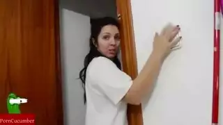 منحنية فوق طاولة الكي لنيك عميق