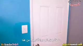 ثلاثي مثير: الأم والأب يمارسان الجنس مع زميلة ابنتهم