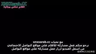 أثداء كبيرة تتعرض لضربات قوية تحت الرذاذ