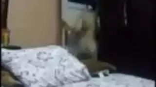 الولد يهاج على ام صحبو وهيا بتغير ملابسها