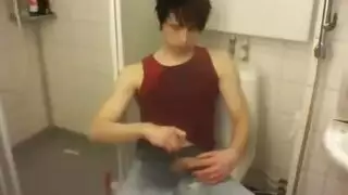 شاب مراهق يستسلم للجماع الصعب