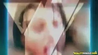 جنس شرجي علني: سمراء وقحة تأخذه بقوة في الملعب