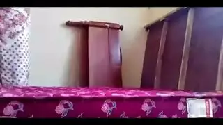 بنت ترفع الدراجه على باص