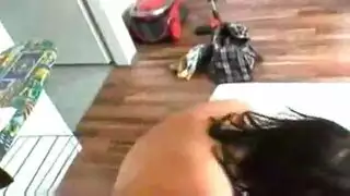 قضيب أملس يقتحم مؤخرة عذراء بقوة
