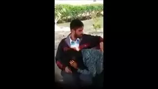 حركة إباحية خارجية: فرك على فتاة جذابة يؤدي إلى جنس كامل