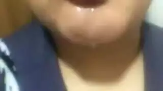 تشتهي زب كبير، تمصه بقوة وتدلكه بين ثدييها