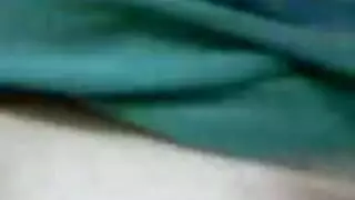 شرموطة عربية فلاحة شديدة تتعرى و تتناك و تتصور ملط على السرير