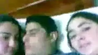 عاهرتان تدلّلان زب رجل مصري ثري بأفواههن ومهبليهن