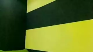 مراهقة عاهرة على الكاميرا تتعرى وتفرد كسها المحلوق