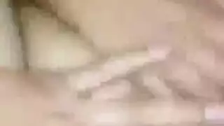 امرأة مصرية ناضجة تمتلئ فتحاتها في علاقة جنسية جماعية قاسية