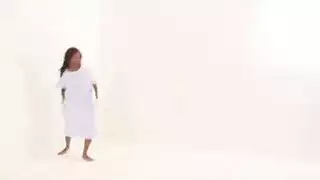 مراهقة شقية تتلقى لحس كس مكثف وأصابع من أم