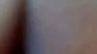 عربية ممتلئة الجسم تكشف عن كسها الحلوق، تدلك بظرها، وتتوسل للدخول من الخلف